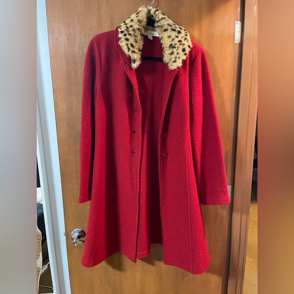 Vintage Mainbacker brand wool coat in red w/ removable rabbit fur trim. Size L